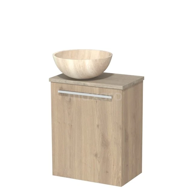 Houten badkamerkast met licht eiken afwerking, strak zilveren handvat en ronde waskom van natuurlijk hout voor moderne badkamers.