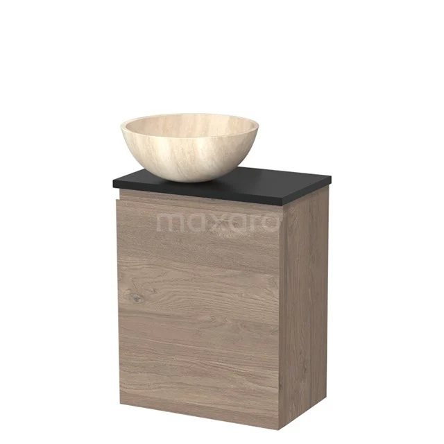 Houten badkamermeubel met waskom van natuurlijk steen op een zwart blad, ideaal voor een moderne badkamerstijl.