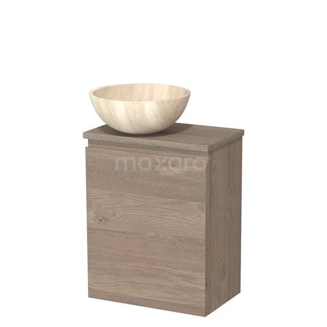 Houten badkamermeubel in eikenlook met een ovale wastafel van natuursteen, compact design geschikt voor kleine badkamers.