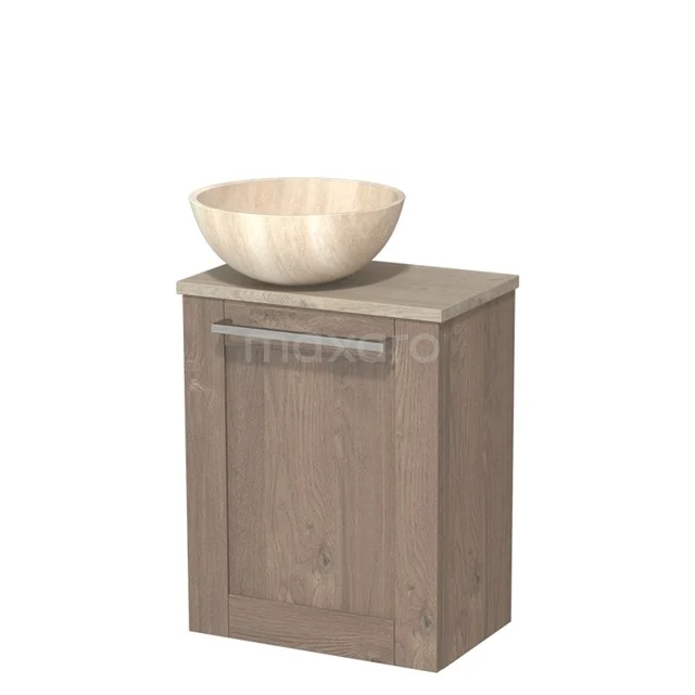 Houten badkamermeubel met een rustieke kast in eikenlook en een ronde natuurstenen waskom erbovenop.