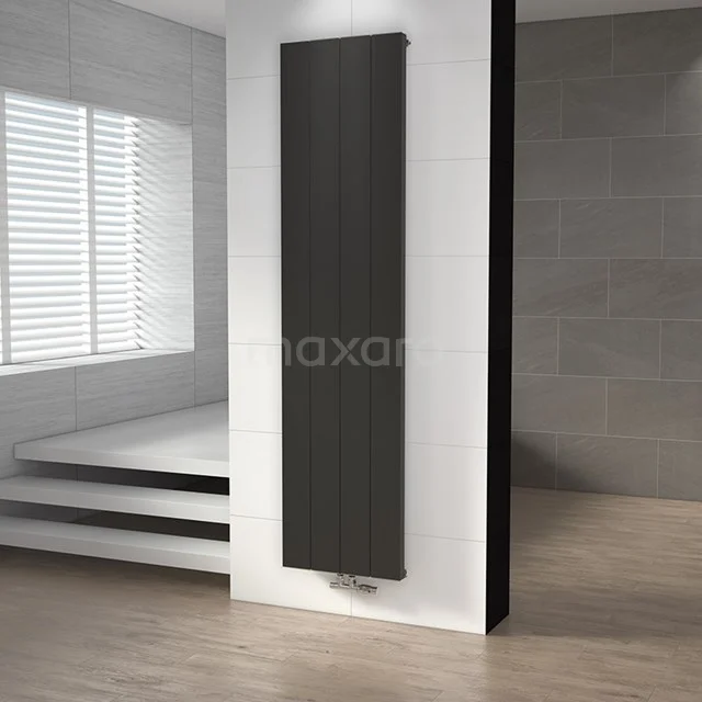 Slanke zwarte designradiator met verticale lamellen, ideaal voor moderne badkamers en compacte ruimtes.