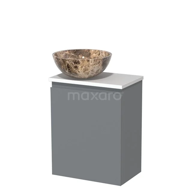 Grijze badkamerkast met natuurstenen waskom in uniek marmerdesign, ideaal voor een moderne badkamer inrichting.
