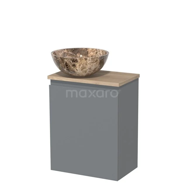 Grijze badkamerkast met houten blad en unieke marmeren waskom, ideaal als stijlvolle opbergruimte in moderne badkamers.