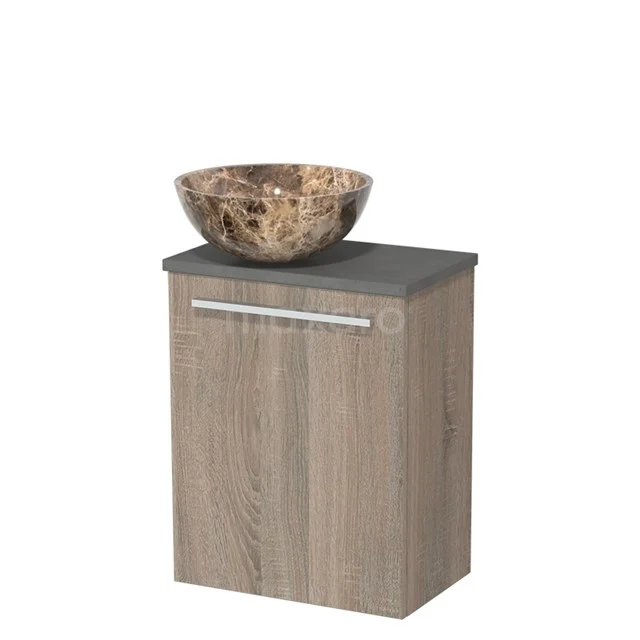 Compacte houten badkamermeubel met natuurstenen waskom, grijze bovenblad en strak design voor moderne badkamers.