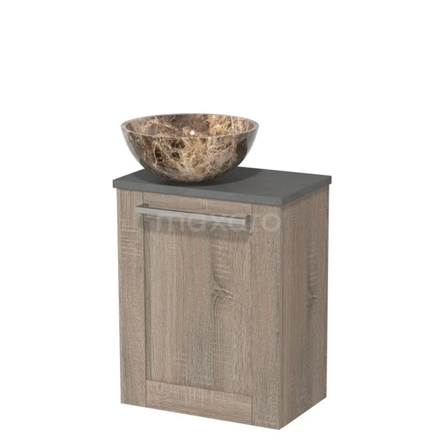 Eikenhouten badkamerkast met grijze top en natuursteen wastafel, ideaal voor een stijlvolle en praktische badkamerindeling.