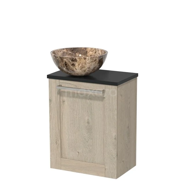 Houten badkamermeubel met zwarte wastafelblad en unieke koperkleurige waskom, ideaal voor een moderne badkamerstijl.