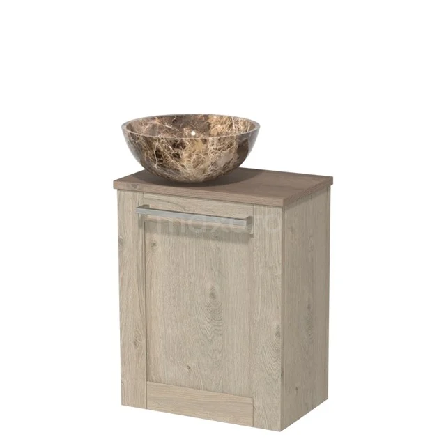 Houten badkamermeubel met wastafel van natuursteen, beige eiken kastje met deur en metalen greep, compact design.