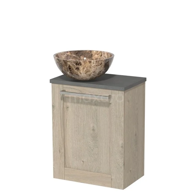 Houten badkamerkast met grijs blad en uniek natuursteen waskom, ideaal voor een stijlvolle en praktische badkamer.