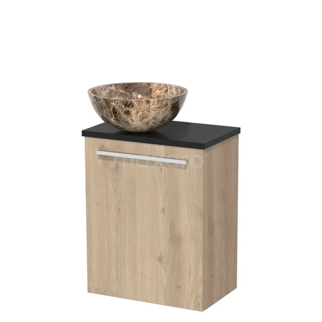 Houten badkamerkast met zwart blad en natuurstenen waskom, modern design voor een stijlvolle badkamer.