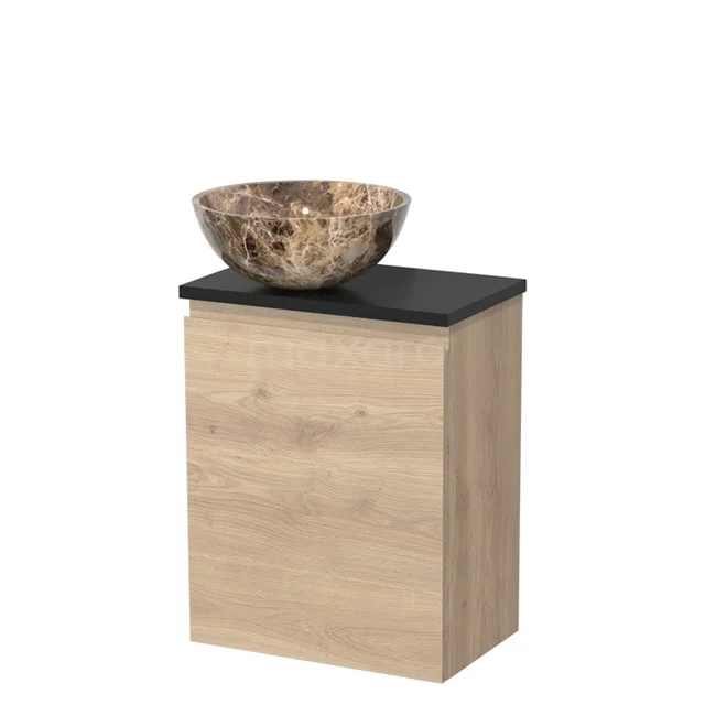 Eiken badkamermeubel met zwarte blad en unieke natuurstenen wastafel, ideaal als stijlvolle aanvulling in moderne badkamers.