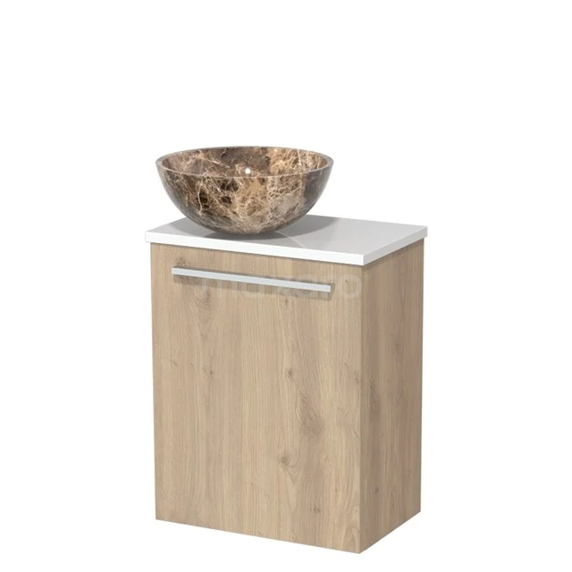 Houten badkamermeubel met een marmeren waskom, natuurlijke uitstraling, voorzien van een metalen handgreep.
