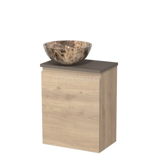 Houten badkamermeubel met natuurstenen waskom in beige tinten, strak design, ideaal voor moderne badkamerinrichting.