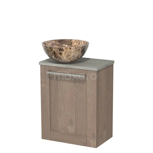 Houten badkamerkast met beige wastafel van natuurlijk steen, compact ontwerp en moderne uitstraling voor stijlvolle badkamers.
