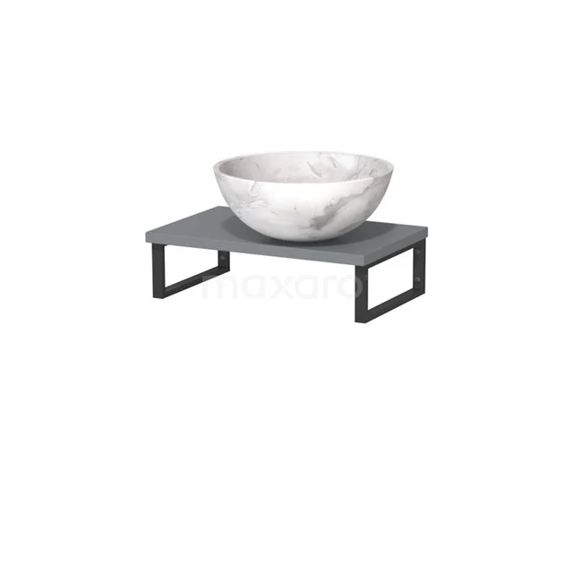 Wit marmeren waskom op een grijs houten wastafelblad met zwart metalen frame, ideaal voor moderne badkamerinrichting.