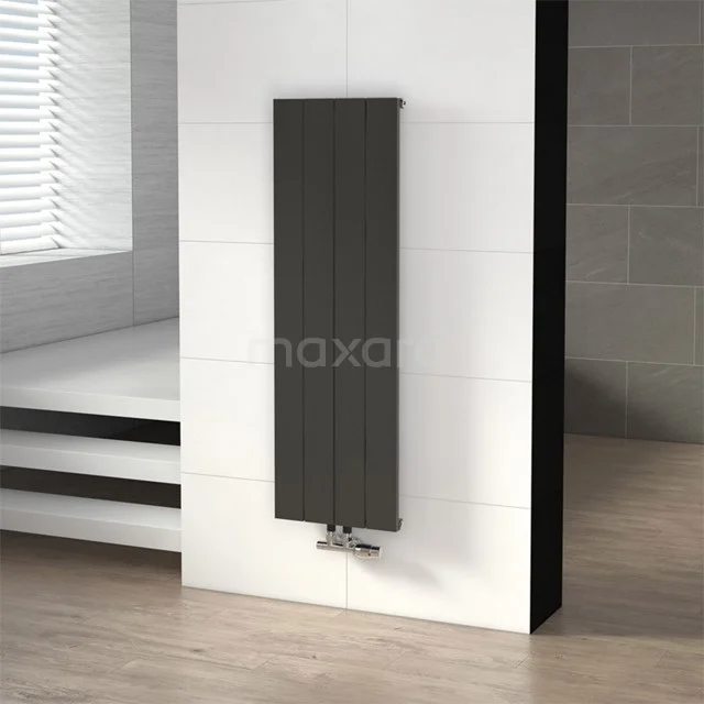 Vertikale, schwarze Design-Heizkörper aus Stahl, geeignet für die Heizung in modernen Bädern. Kompakt, stilvoll und platzsparend.