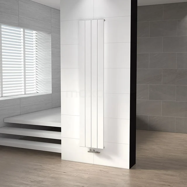 Weiße vertikale Design-Heizkörper für das Badezimmer, mit schlanken Linien, modern verarbeitetem Stahl und energieeffizientem Heizsystem.