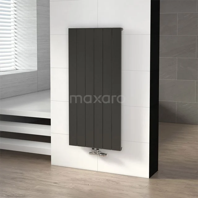 Schwarzer vertikaler Design-Heizkörper mit schlanken Paneelen, ideal für moderne Badezimmer, hergestellt aus langlebigem Stahl.