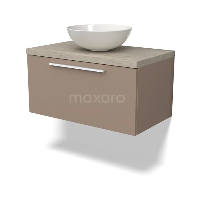 Brauner hängender Badschrank mit keramischem weißen Aufsatzwaschbecken, moderne Ausführung und verchromtem Haltegriff, ideal für kompakte Bäder.