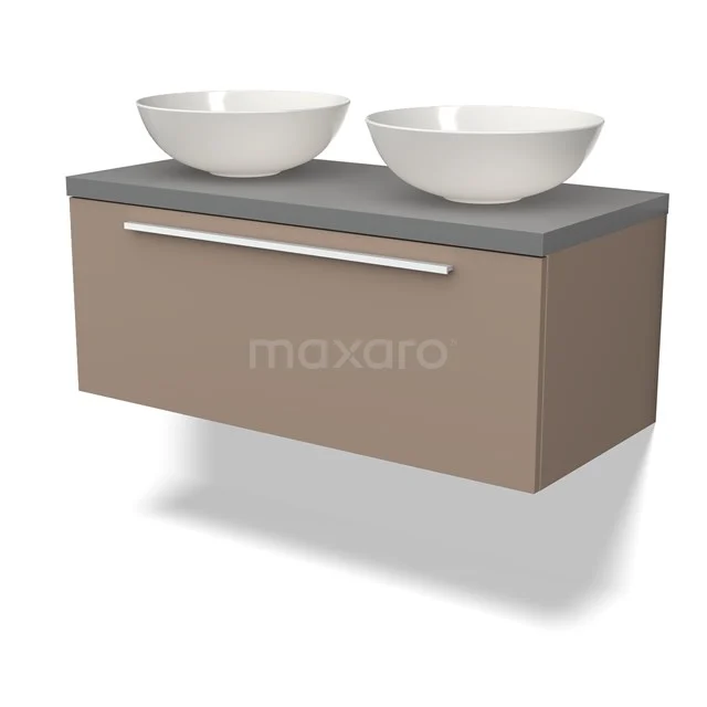 Braunes hängendes Badezimmermöbel mit grauer Oberseite, doppelten weißen Aufsatzwaschbecken und modernen silbernen Haltegriffen.