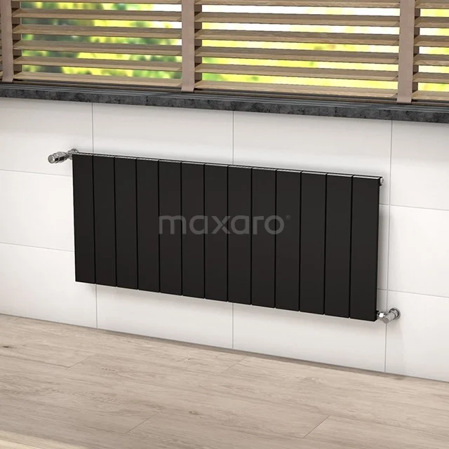 Schwarzer, horizontaler Design-Heizkörper aus Metall, ideal für moderne Bäder, mit stilvollen Lamellen und Wandmontage.