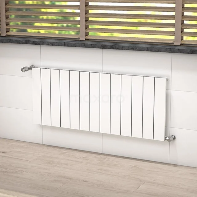 Witte, horizontale radiator met minimalistisch ontwerp, ideaal voor moderne badkamers, bevestigd tegen een stenen muur.