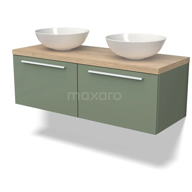 Grünes Badezimmermöbel mit Holzplatte, doppeltem Waschbecken und modernen Haltegriffen, ideal für eine stilvolle Badezimmergestaltung.