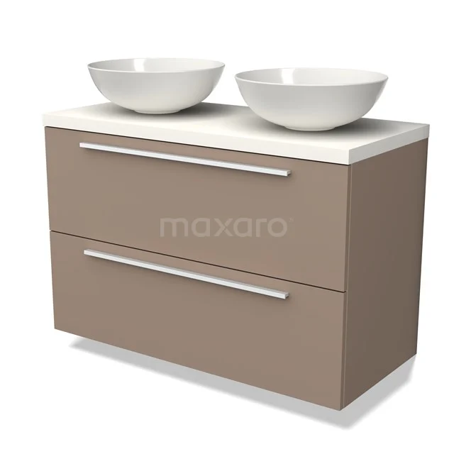 Moderne beige Badmöbelset mit Doppelwaschbecken, weißen keramischen Schalen und schlichten metallischen Haltegriffen.
