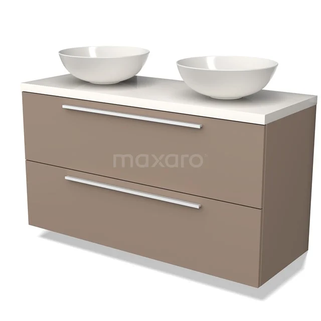 Moderne taupe badkamermeubel met twee witte waskommen, strakke metalen handgrepen en een stevig houten ontwerp.