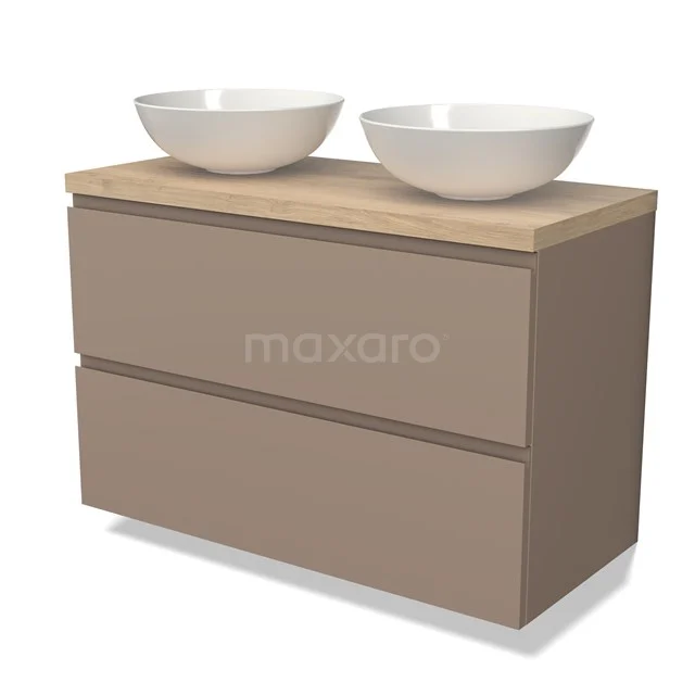 Beige houten badkamermeubel met twee witte waskommen, stijlvol gecombineerd met een modern ontwerp en zachte tinten.