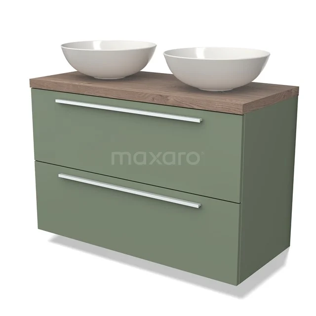 Groen badkamermeubel met houtlook blad, twee witte opzetwastafels en strakke metalen grepen, ideaal voor een moderne badkamer.