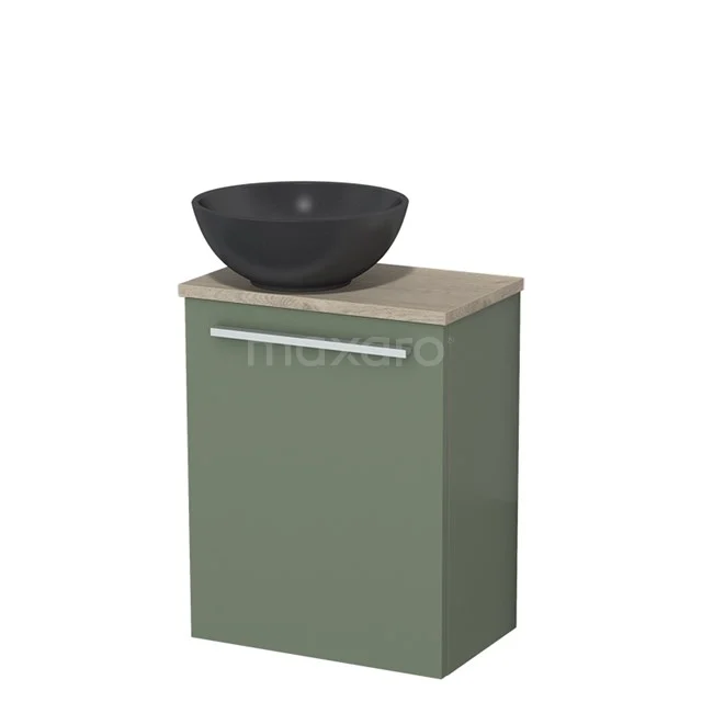 Grüner Badschrank mit matt schwarzem Aufsatzwaschbecken, Holzplatte und schickem silbernen Haltegriff, ideal für moderne Bäder.