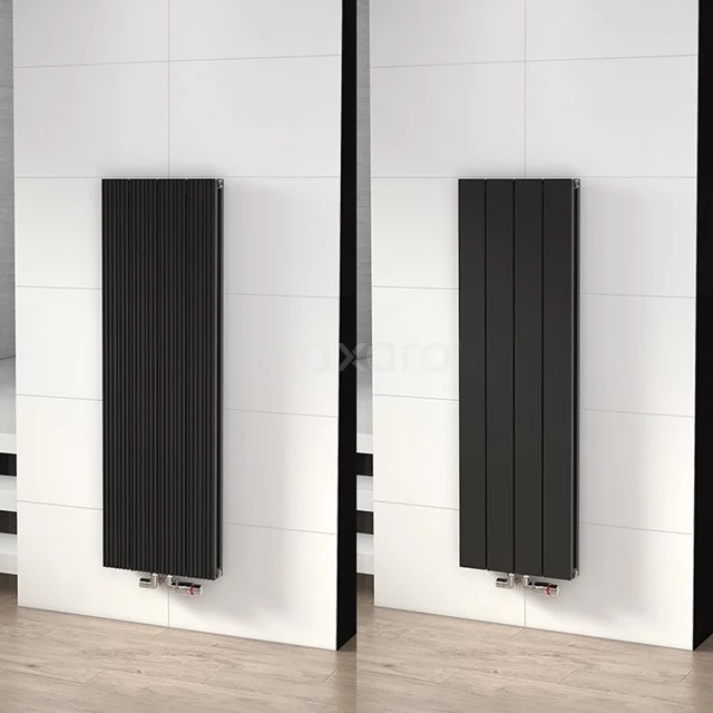 Schwarzer vertikaler Design-Heizkörper für das Badezimmer, schlankes Paneeldesign mit matter Oberfläche, geeignet für moderne Innenräume.