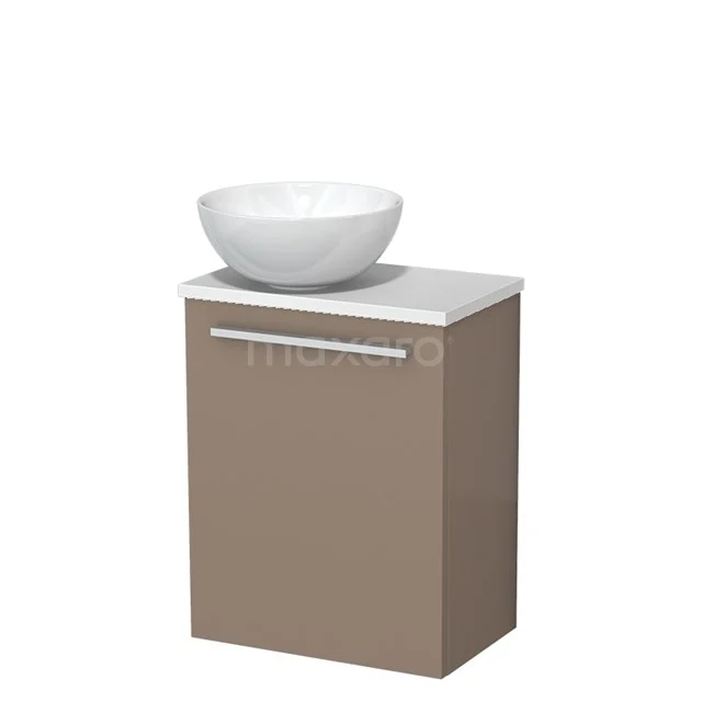 Bruine badkamerkast met witte keramische waskom, moderne look, ideaal voor compacte badkamers.