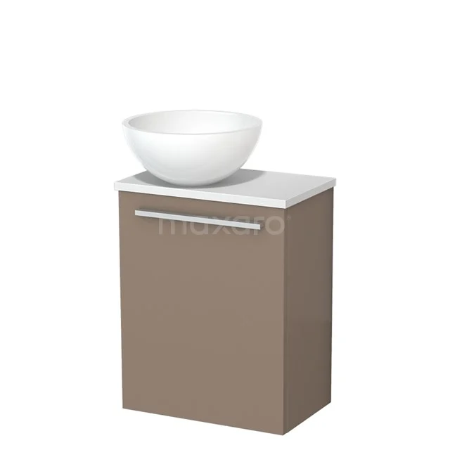 Bruine badkamerkast met witte komvormige wastafel, strakke metalen greep en modern design, ideaal voor compacte badkamers.