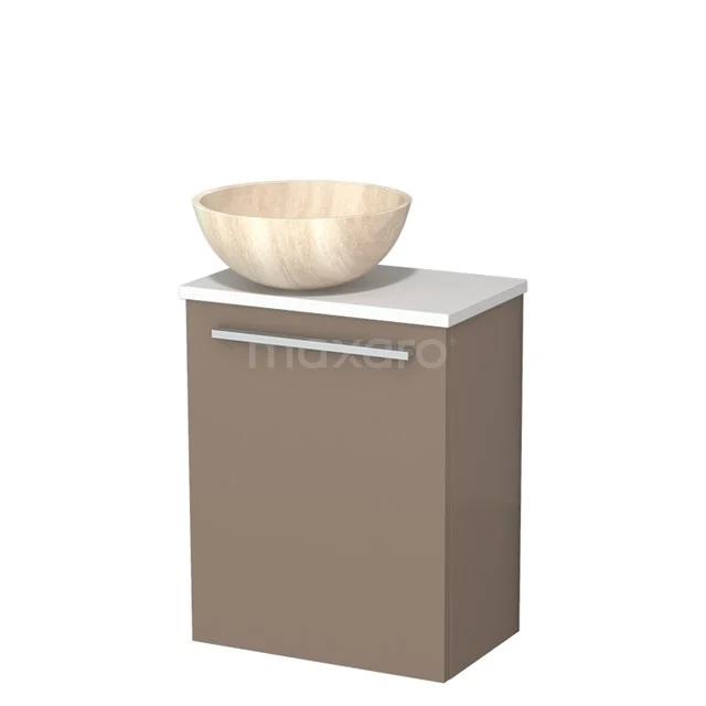 Bruine houten badkamerkast met witte bovenkant en opbouw waskom van licht natuursteen, compact en modern ontwerp.