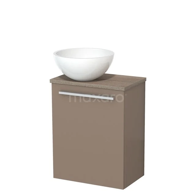 Bruine badkamerkast met witte keramische waskom, modern design en metalen handgreep. Perfect voor compacte badkamers.