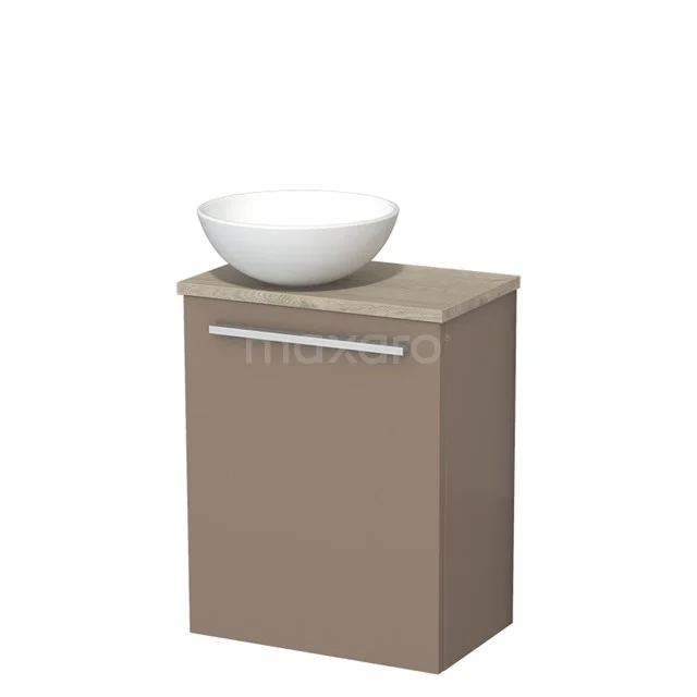 Bruin badkamermeubel met houten uitstraling, witte ronde opzetwastafel en metalen handgreep, ideaal voor moderne badkamers.