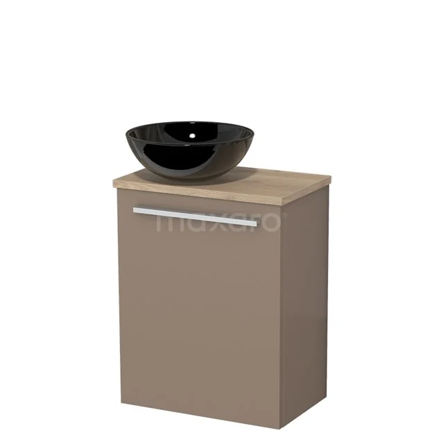 Bruine badkamermeubelset met wastafel van zwart keramiek, strakke lijnen, modern design.