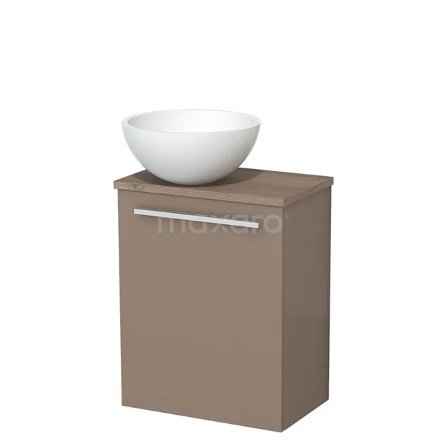 Bruine badkamerkast met witte waskom; compact design, ideaal voor moderne badkamers.