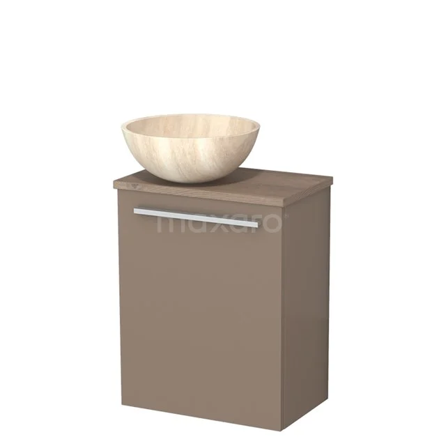 Beige badkamermeubel met houtlook design, voorzien van een natuurstenen waskom en metalen handgreep.