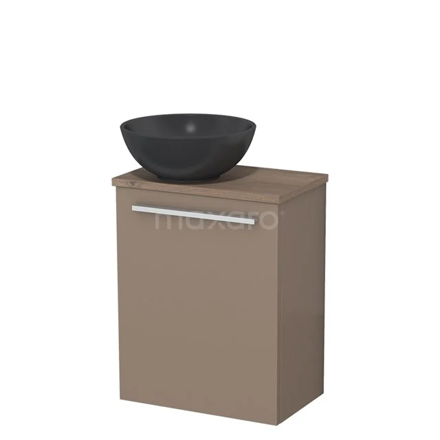 Bruin badkamermeubel met zwarte komvormige waskom, modern design en metalen handgreep. Perfect voor compacte badkamers.