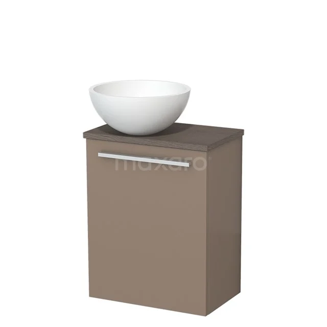 Bruine badkamerkast met matte afwerking, witte komvormige wastafel en metalen handgreep, ideaal voor moderne badkamers.