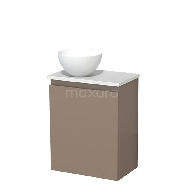 Bruin badkamermeubel met witte wastafel, modern design, compact formaat, ideaal voor kleine badkamers of toiletruimtes.