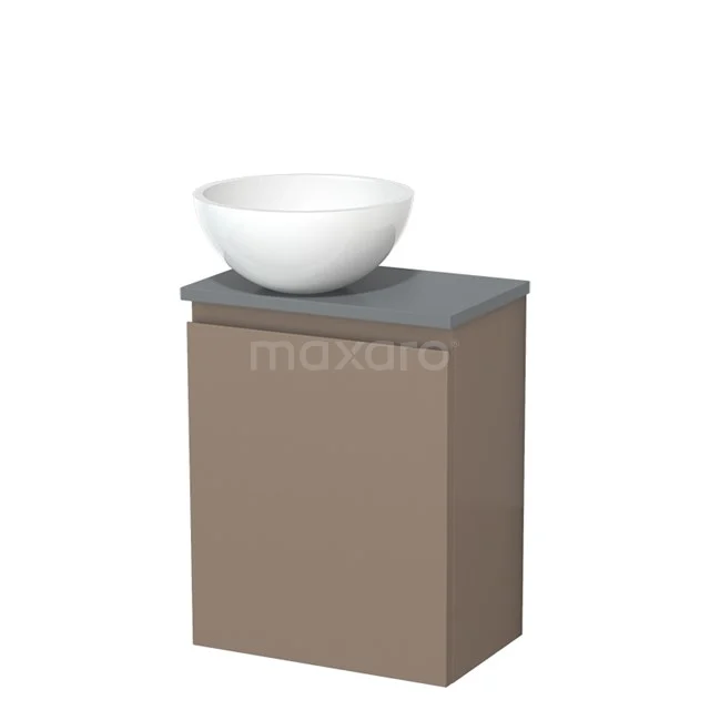 Bruine hangende badkamermeubel met grijs blad en witte komvormige wasbak, compact design voor moderne badkamer.