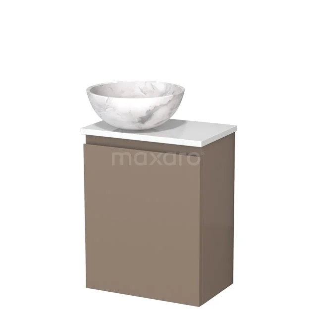 Bruin hangend badkamermeubel met witte marmeren waskom, strak design en compact formaat, ideaal voor moderne badkamers.
