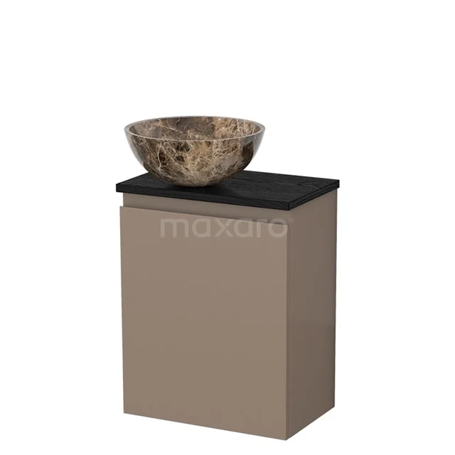 Beige badkamerkast met zwarte wastafelblad en natuurlijke stenen waskom, ideaal voor een moderne badkamerstijl.