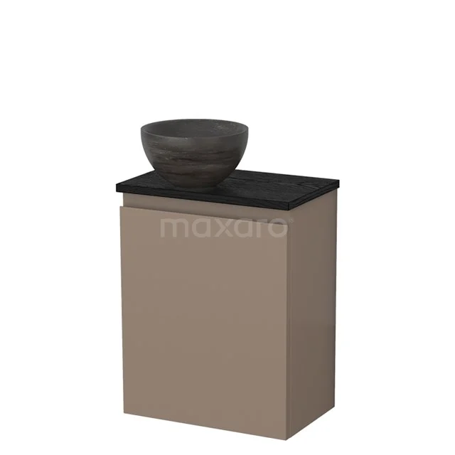 Beige badkamerkast met zwarte wastafelblad en donkere keramische waskom, modern ontwerp voor stijlvolle badkamerinrichting.
