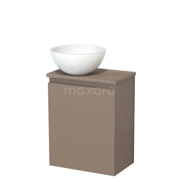 Bruin badkamermeubel met witte keramische waskom, compact ontwerp, ideaal voor moderne badkamerinterieurs.
