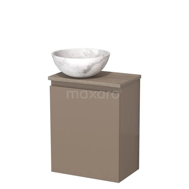 Bruin badkamerkastje met marmeren waskom, minimalistisch ontwerp, ideaal als moderne wastafelmeubel in compacte badkamers.