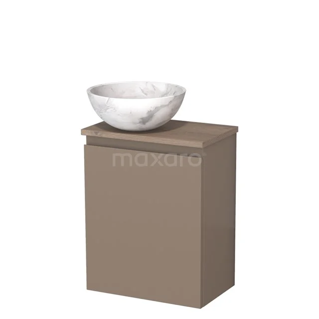 Bruine houten badkamermeubel met marmeren waskom; strak design voor een moderne badkamerstijl.